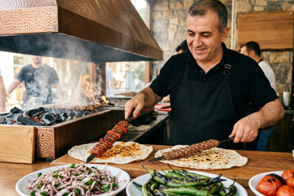 Ateşin ve Sabrın Hikayesi: Dürümcü Esnaf’ta Gerçek Adana Dürüm Sanatı